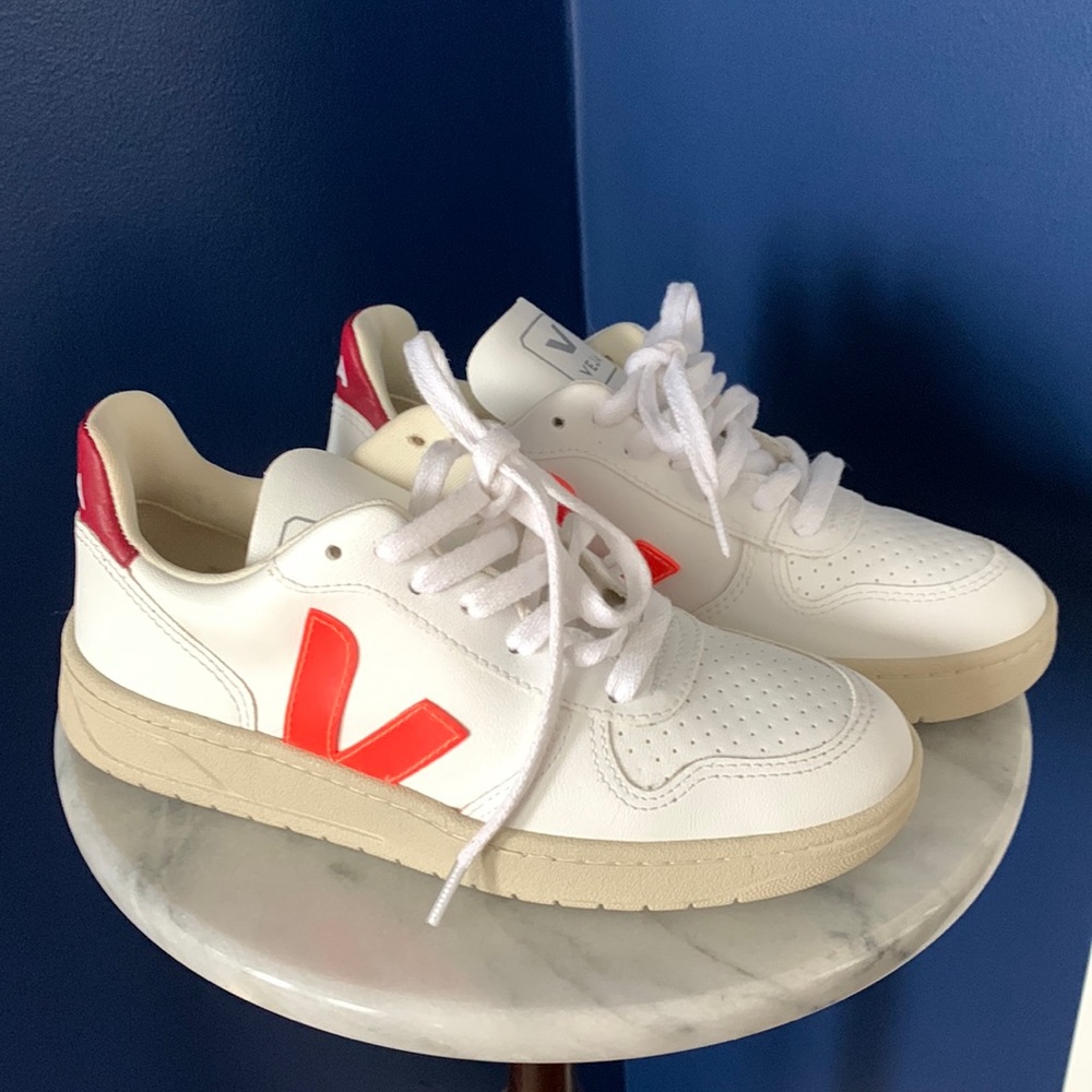 BRAND NEW Veja V-10 Sneakers